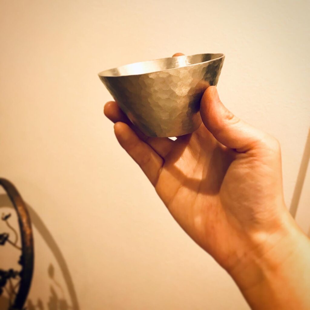 錫の小さなコップ