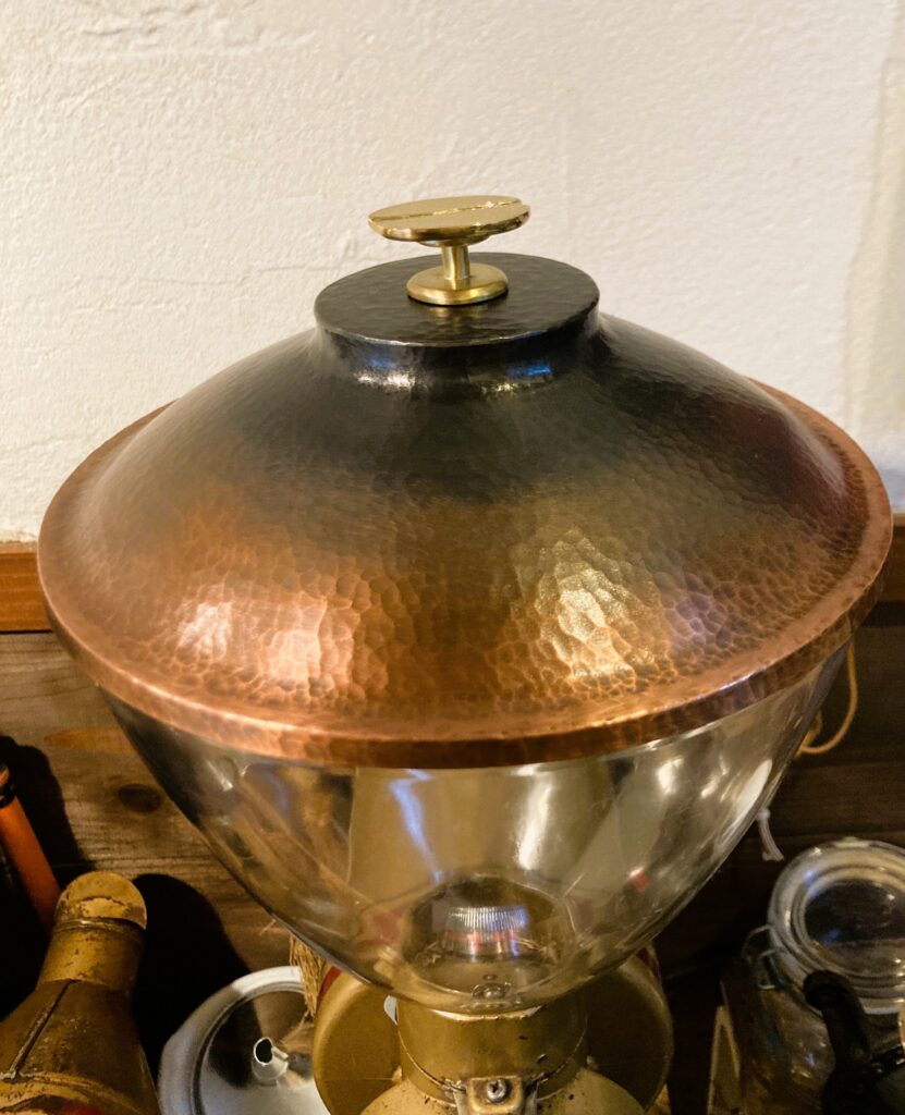 コーヒーミルのふた　素材：銅、真鍮　
千葉県大多喜町『珈琲 抱』　2021年