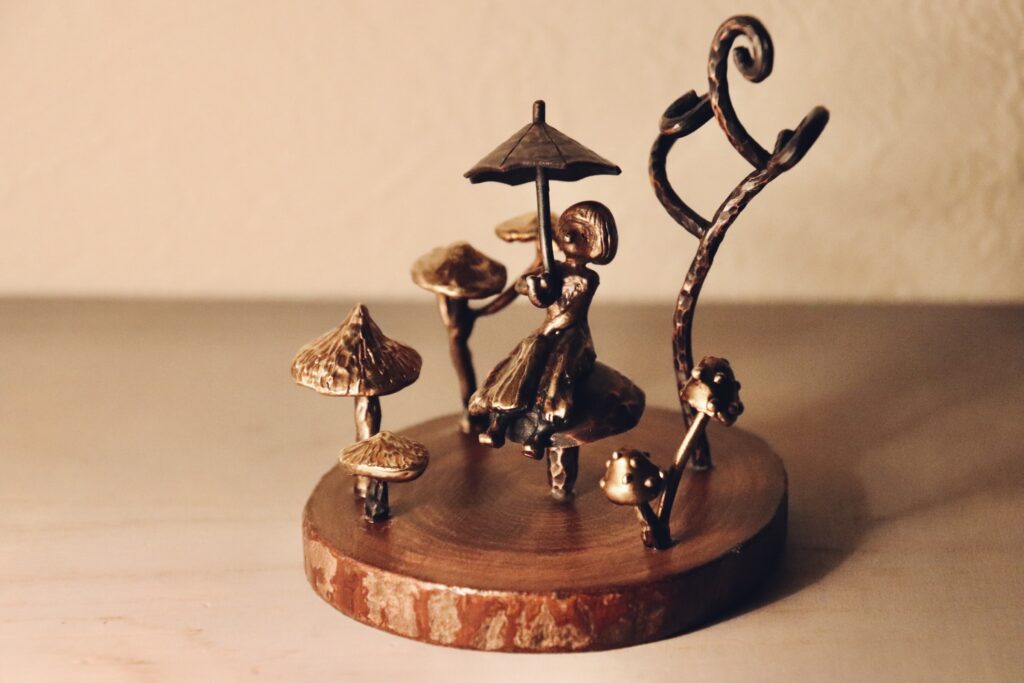 湿った空気と土や木の匂い　地面や葉をたたく雨音と　雨傘を打つ音　どこからともなく生えるきのこ　目に見えない微生物の存在