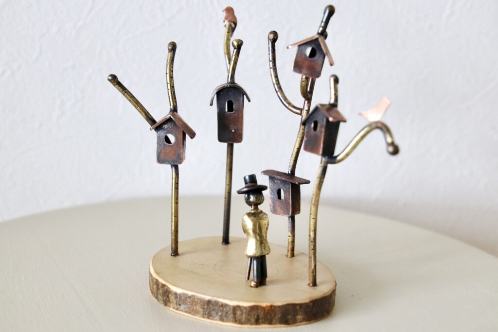 様々な鳥の声に耳を澄ませる　季節とともにやってきては　また何処かへ飛んでいく　鳥はいつも色々なことを教えてくれる　鳥たちの家をたくさん木に作った