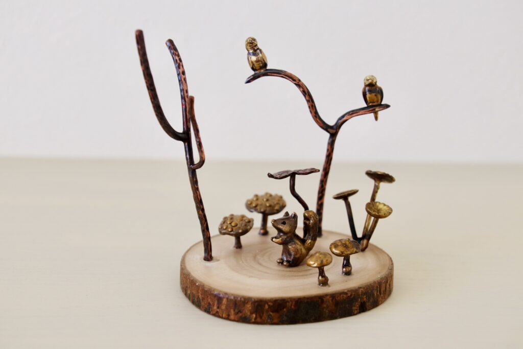 葉っぱの陰でリスがひと休み　小鳥のさえずりが響く　様々な生き物たちの気配がする森　木々のざわめきや土の感触　森と繋がって生命が続くことを実感する