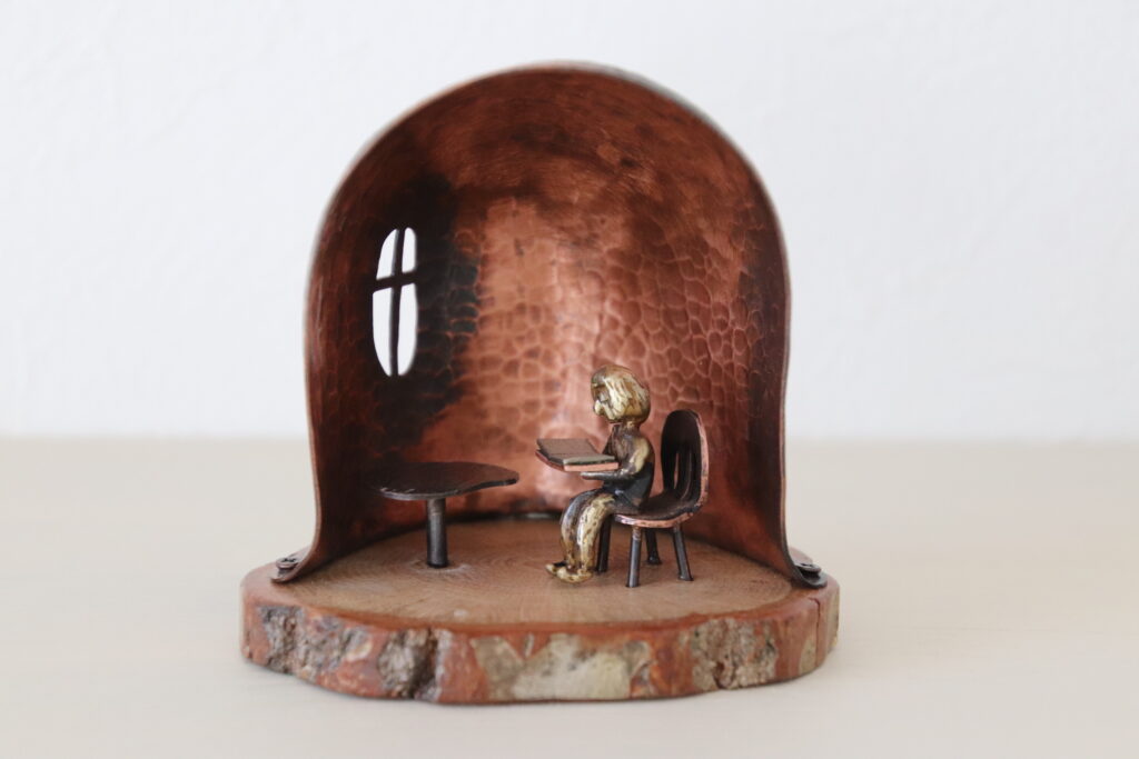 本を読むことはおもしろい　ずらりと並んだ文字を追いかけて　指先に紙の感触を感じながらページを捲る　文字を読んで景色や音を想像する　登場人物の声や顔を想像する　いつのまにか本の世界に入り込んでいた
