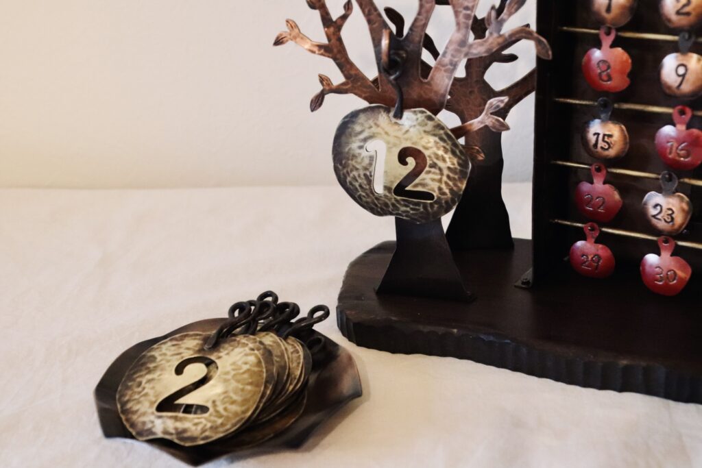 1月〜12月までの数字が入った大きなりんご。