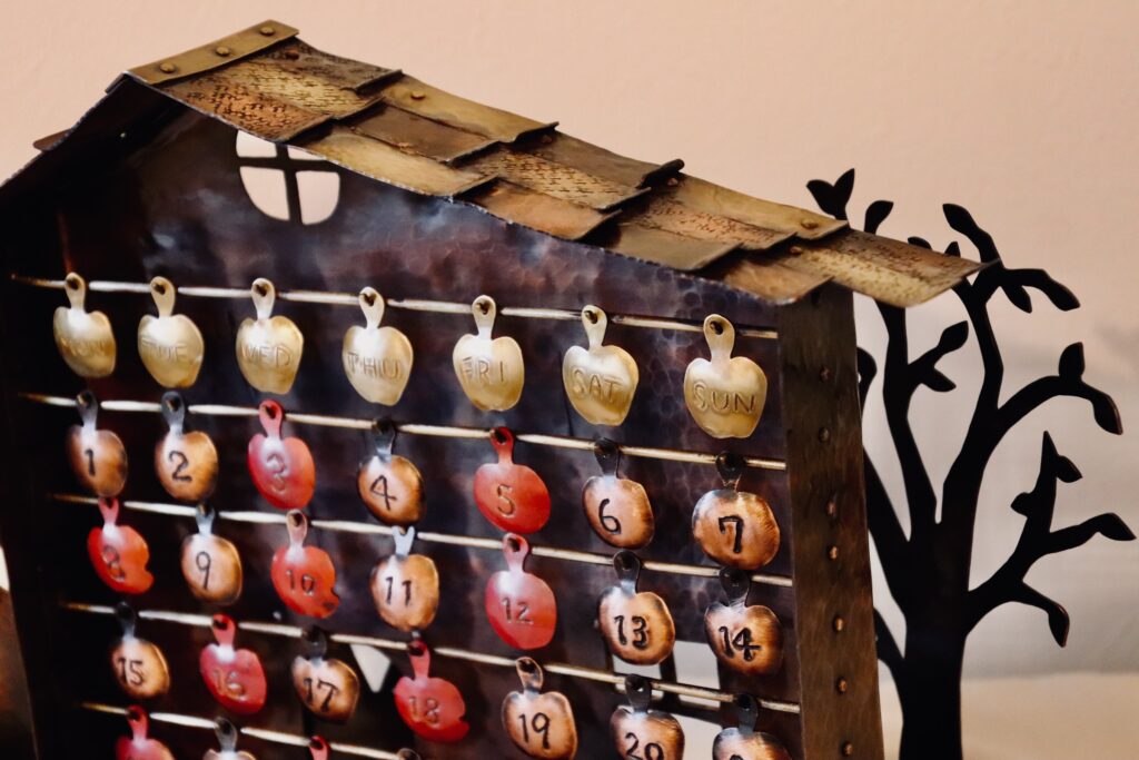 屋根は銅と真鍮の板で制作