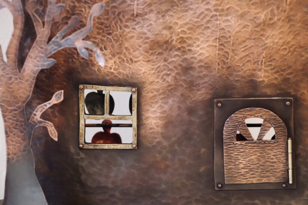 裏面の窓とドア。ドアは開閉可能。