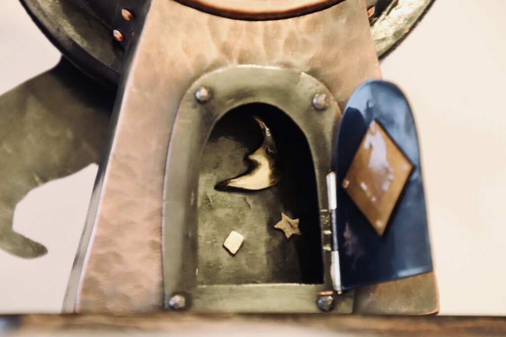 不思議なとびらの向こうは夜だった。