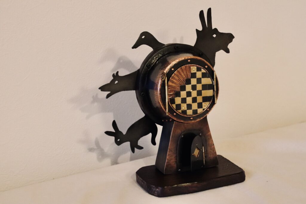 影絵の動物たち。影は指の形をしている。