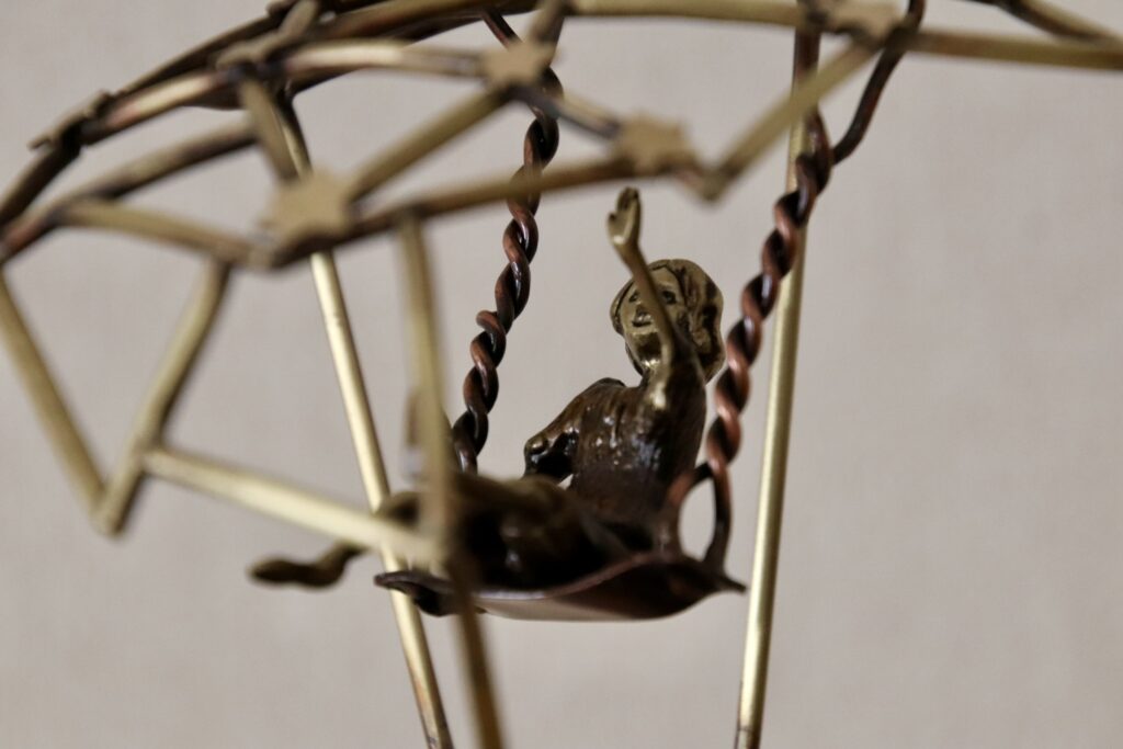 空に向かって手を伸ばす