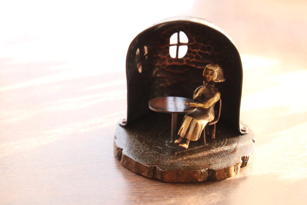 午後の日差しに目を細め　窓の外を眺めながら　あれこれ考えたりして　みんなの帰りを待っている