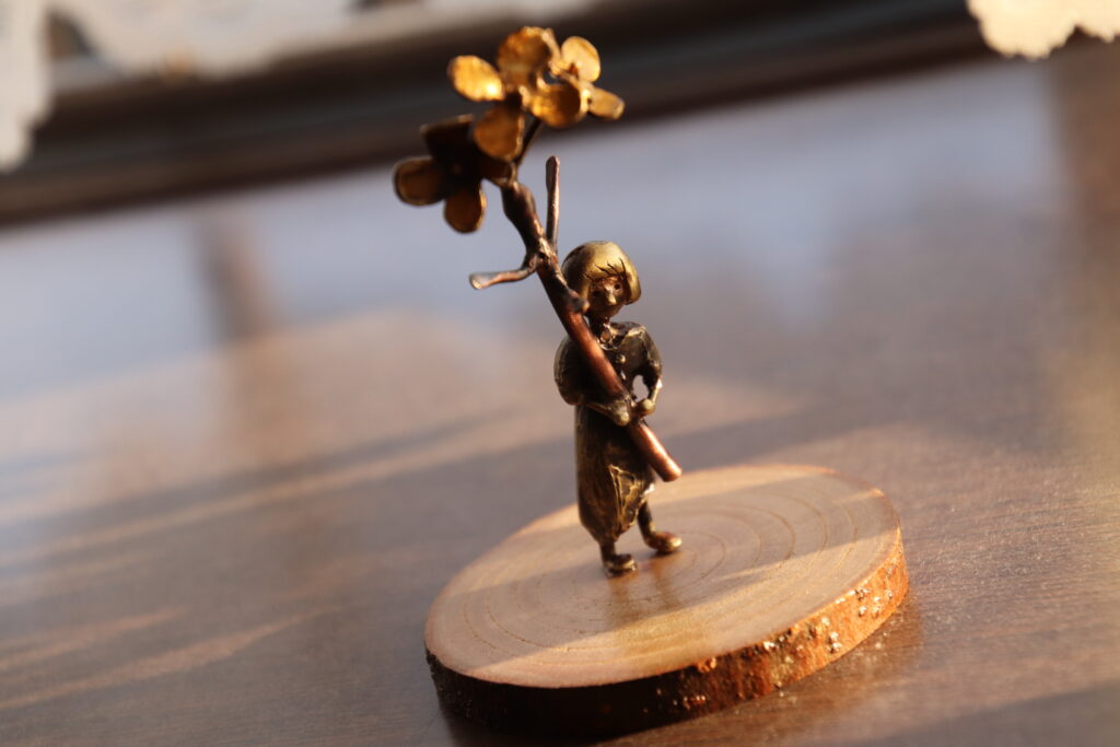 ミツバチや蝶々が忙しく飛び回る　色とりどりの花たちが　こちらを誘うように咲き誇る　植物や生き物たちの強いエネルギーを感じる