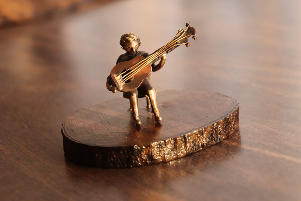 ギターを抱えて眠る　みんな演奏の続きを待っている　続きは夢の中で　心地いい音の中で