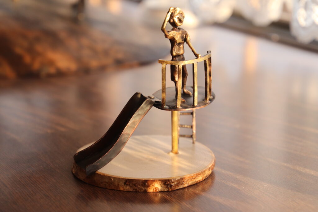 公園の滑り台にのぼって　青い空を見上げる　白い雲がどんどん流れていく　爽やかな風を感じながら　雲の行く先を眺める　台風一過、夏が来た