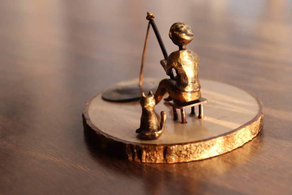 港でぼんやり水面を眺める　釣り糸が動くのを　もうしばらく待っている　その後ろで猫がじっと眺めている　もうずいぶんと待っている
