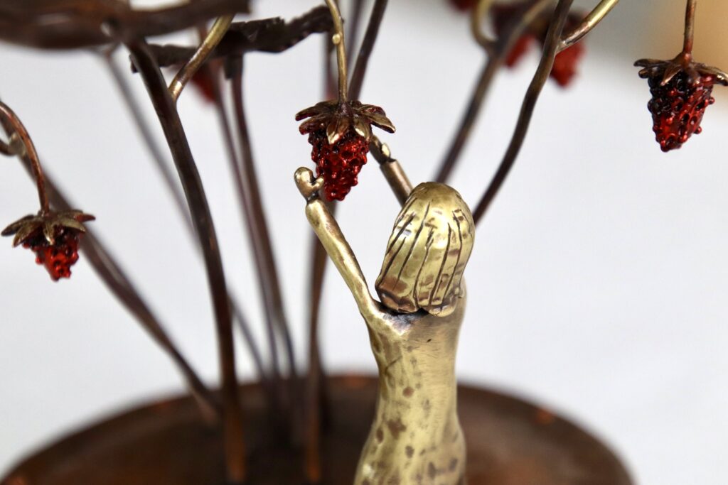 実を掴もうとする少女