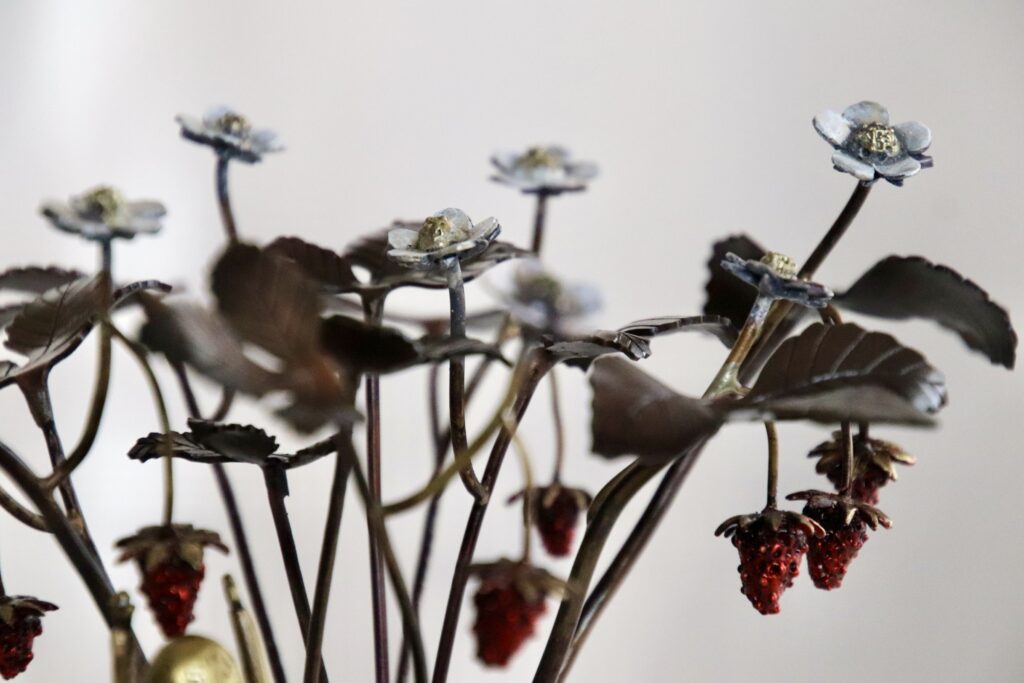 赤い実と白い花