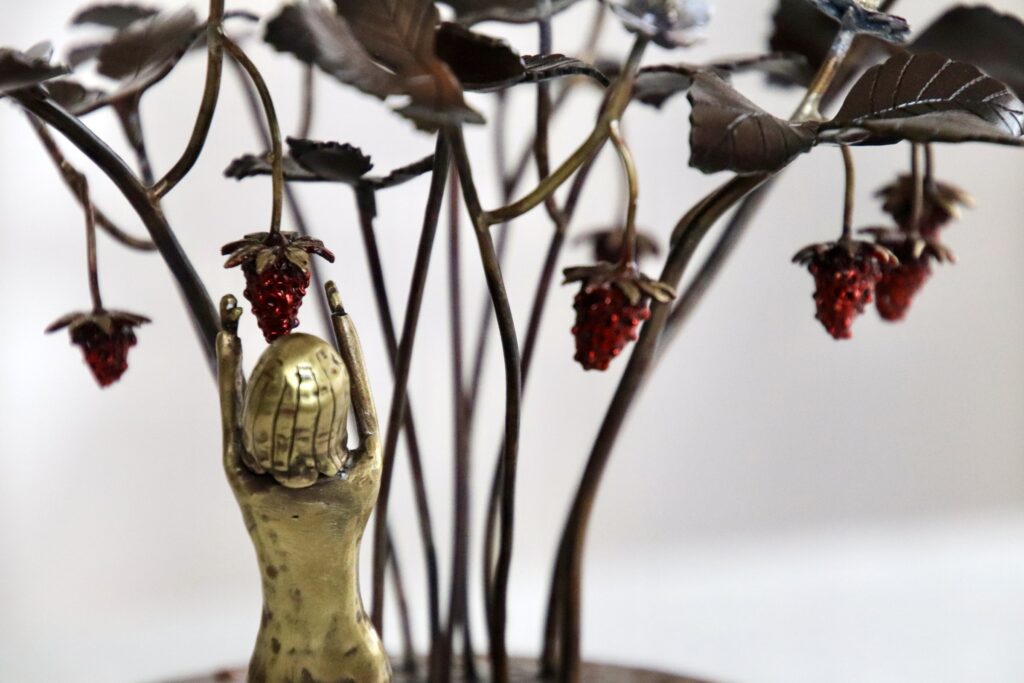 実を掴もうとする少女