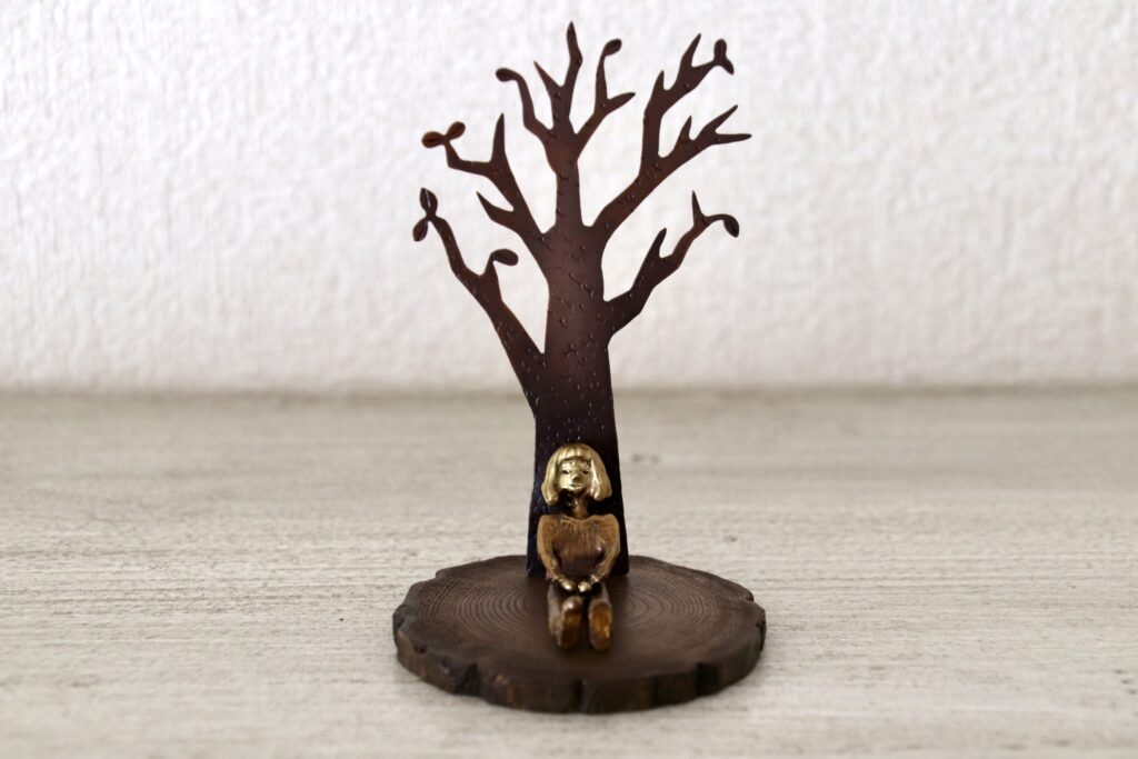 葉っぱの落ちる音　風に揺れる枝　鳥の声　誰かが木をたたく音がする　木の呼吸が聞こえる