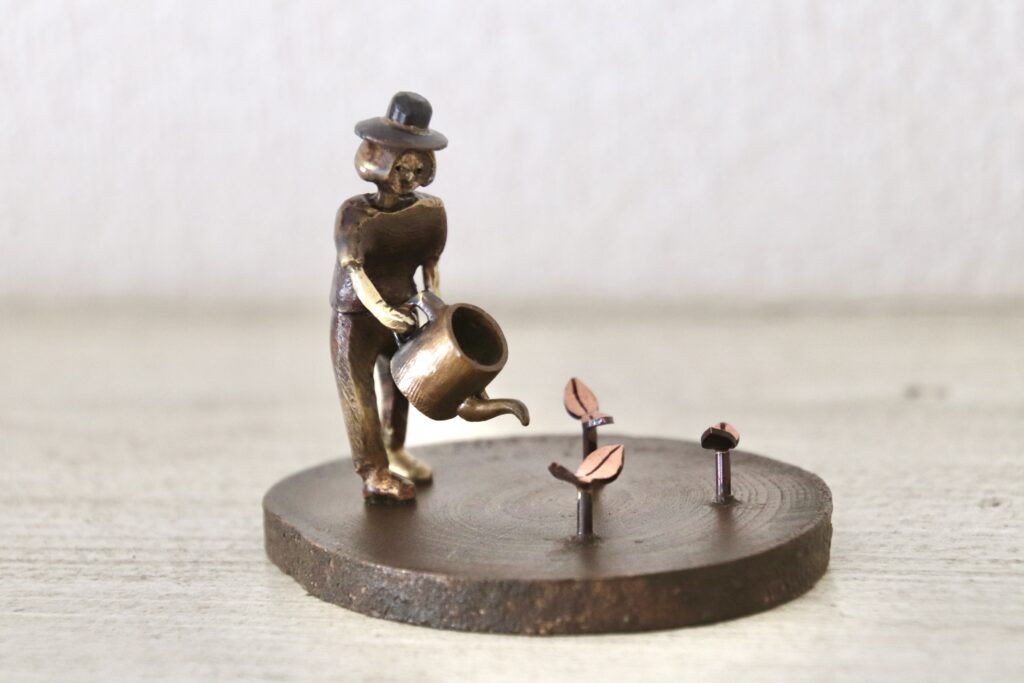 はやく　はやく　大きくなって　元気に育っておくれと　草花に話しかける　聞いているのかいないのか知らん顔　それでもね　いつのまにか大きくなってる