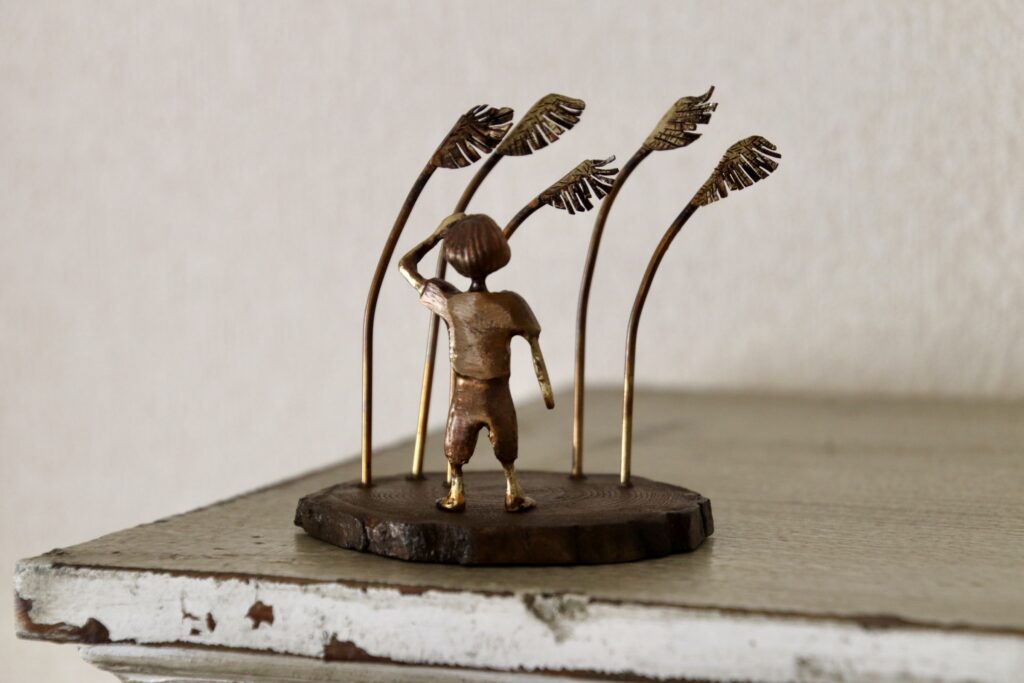 強い風が吹いて　すすきがささやく　雲が流れて　満月が顔をだす　秋の訪れを知らせてくれた
