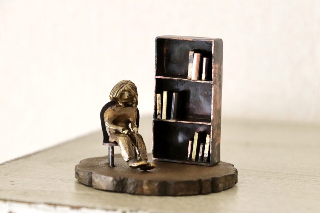 本の香りに包まれて　景色が頭の中に広がっていく　だれかの声がする　本の世界へ　旅をする
