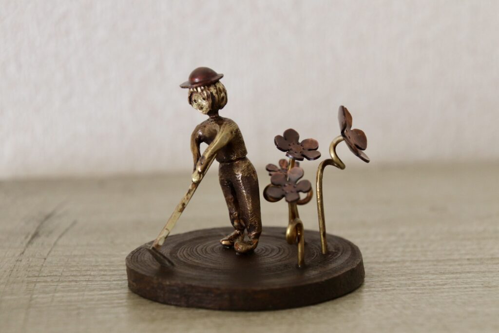 土を耕す　地面が息をする　いろんな生き物が飛び出す　春の姿を想像して　空想の中に花を咲かせる