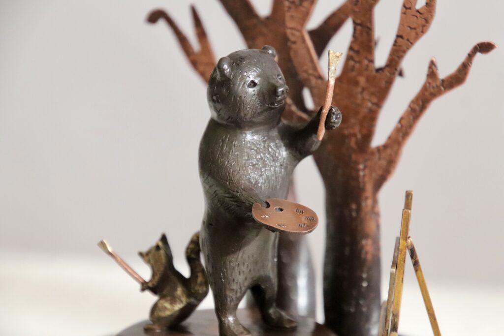 筆とパレットを持つクマ