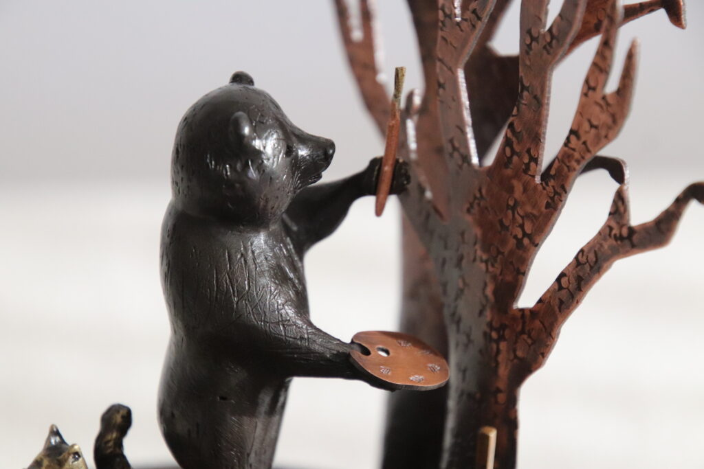 クマのところがオルゴールのネジになっている。