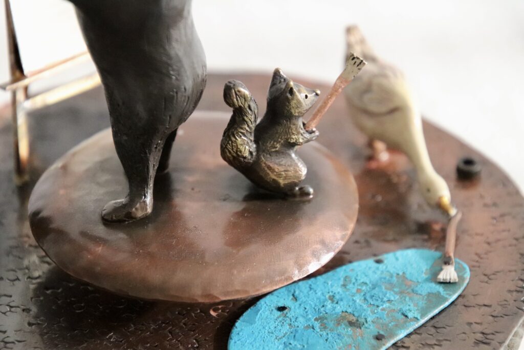 絵筆を持つリス