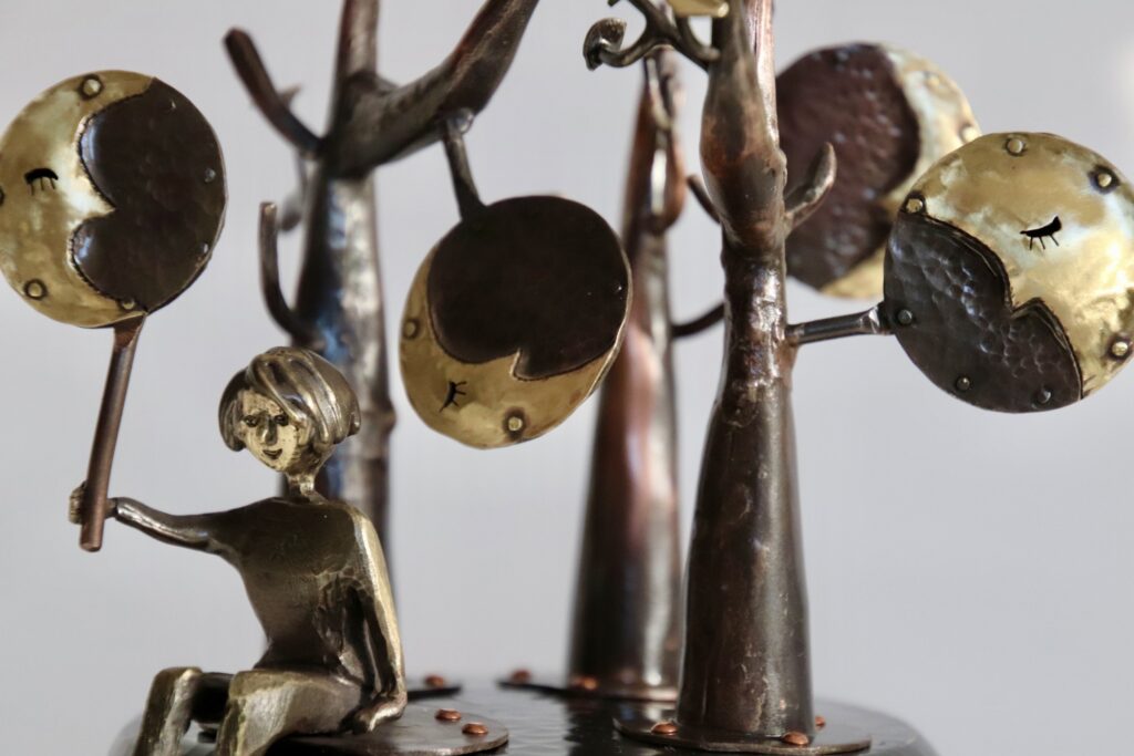 枝の先端に月が灯る