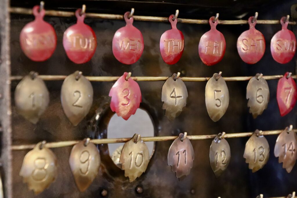 曜日は赤い木の実、日にちは葉っぱの形。