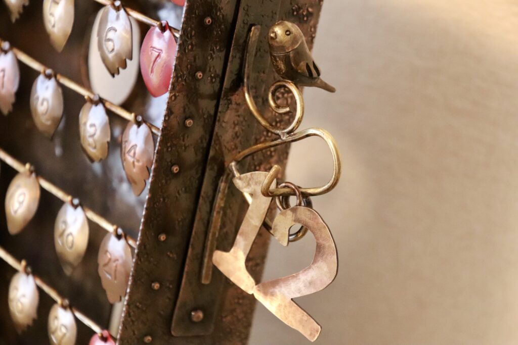 月のプレートの上にも小鳥がとまる。