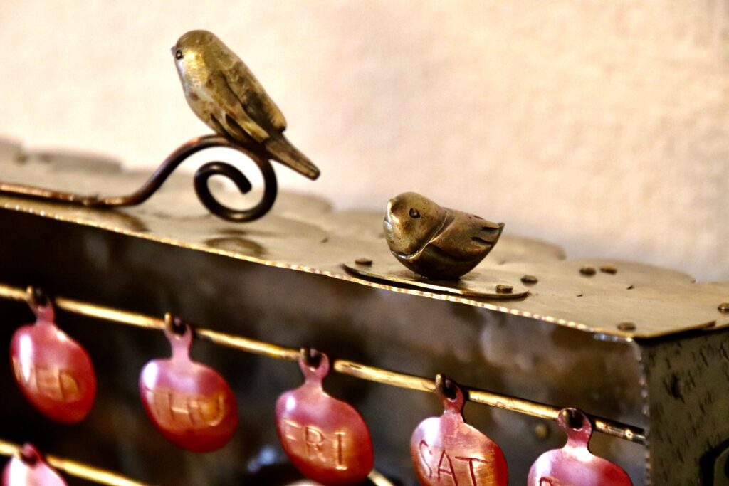 屋根の上の小鳥。親に甘える雛鳥と周囲を警戒する親鳥の様子。