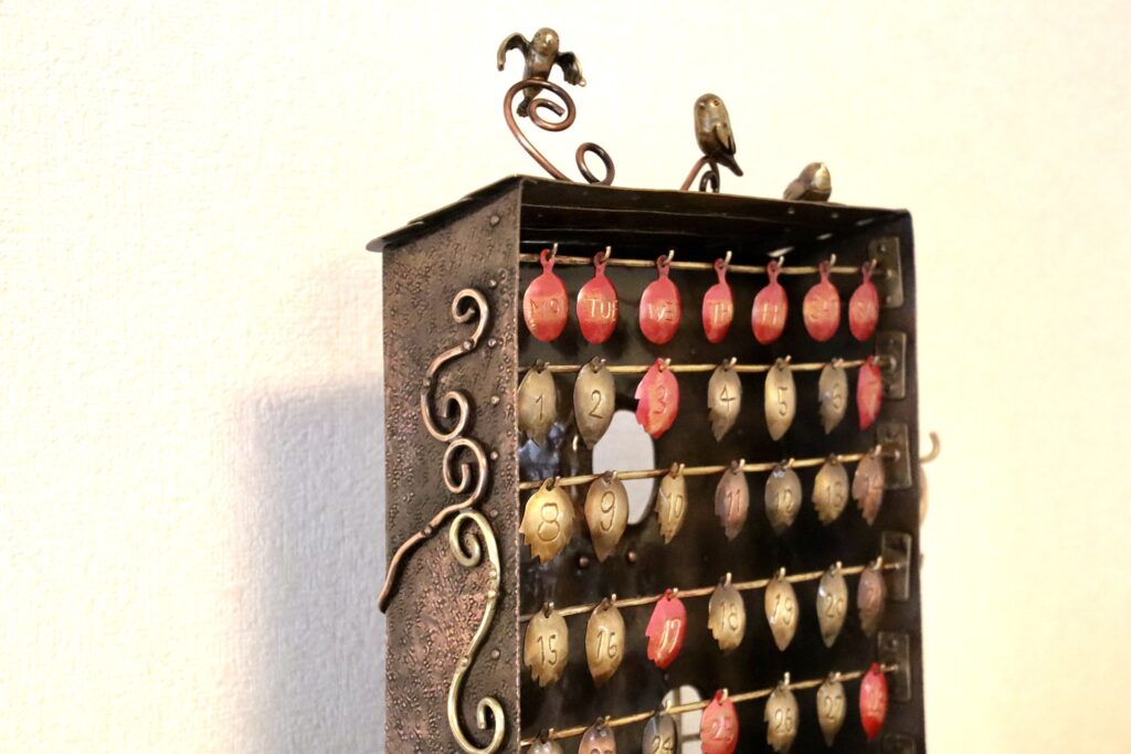 サイドにも装飾があります。植物のツタをイメージ。