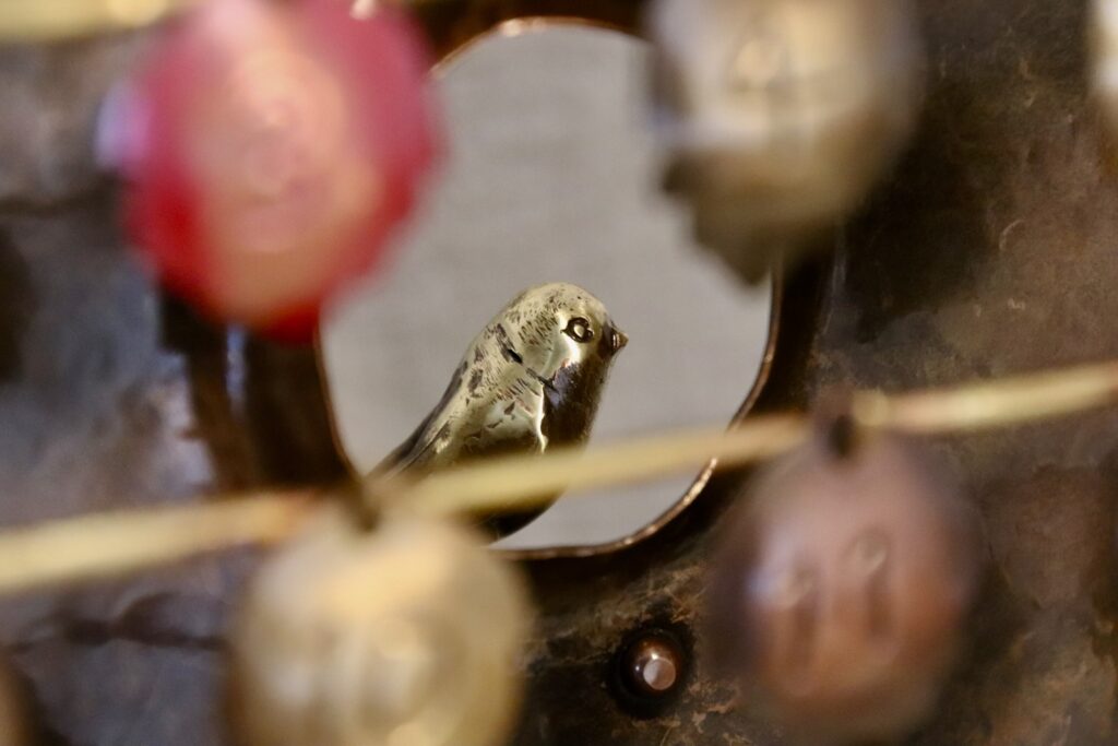 カレンダー表から。穴から小鳥が伺う。