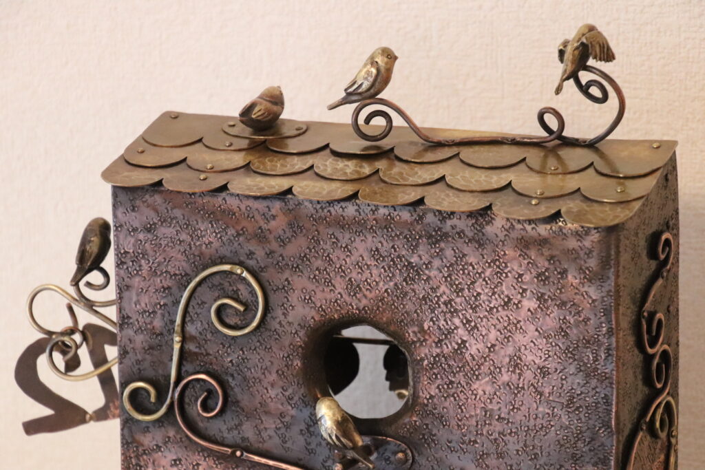 屋根の上の小鳥たち