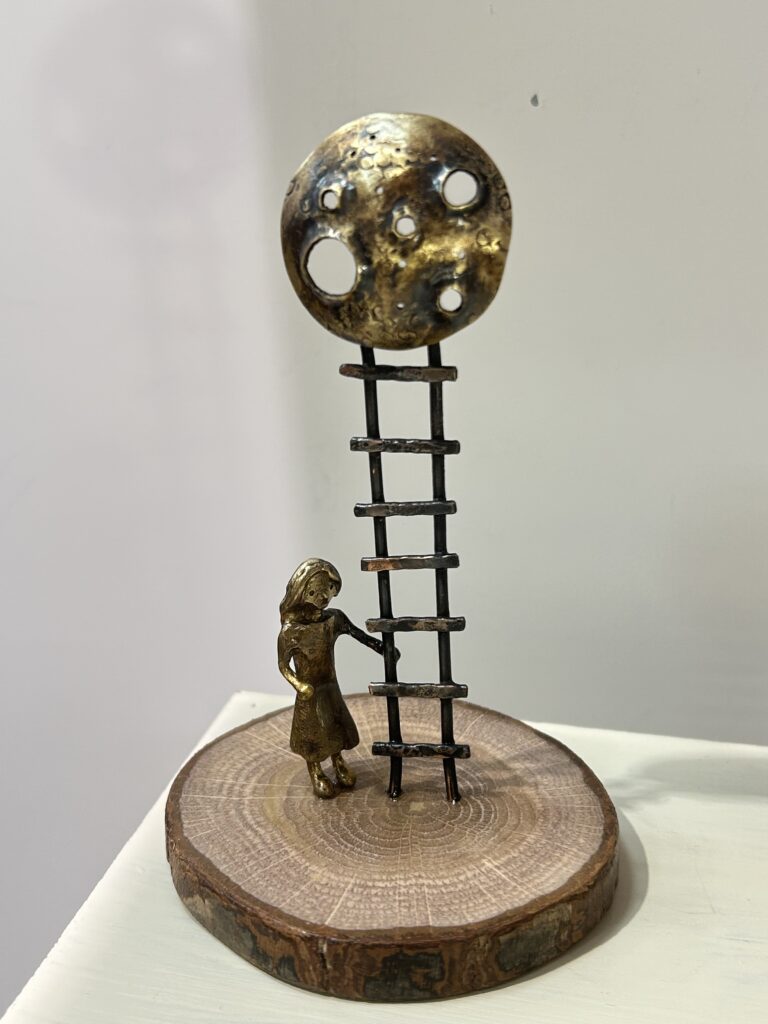 真っ暗な夜空に浮かぶ
まんまるなお月様
もうちょっとで手が届きそう
いつまでも眺めていたい
そこにはどんな世界が広がっているのだろう