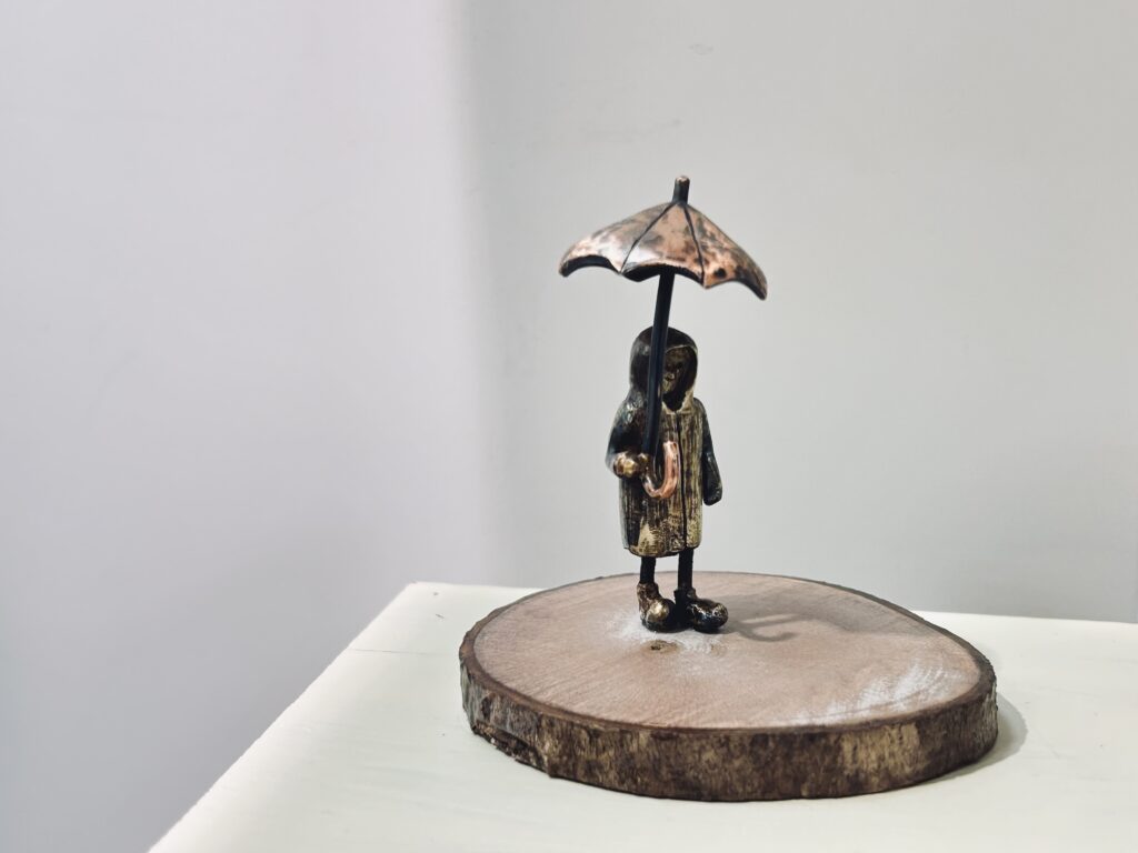 しとしと雨が降る　レインコート着て　長靴履いて　傘にあたる雨音を聞いていた　いつもと違う色　匂い　音　雨の中をただひたすらに歩いた