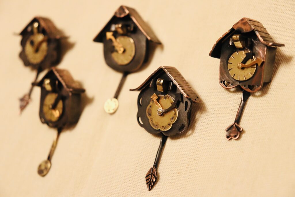 カッコウ時計のブローチ