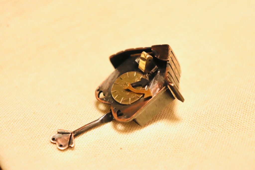 カッコウ時計のブローチ