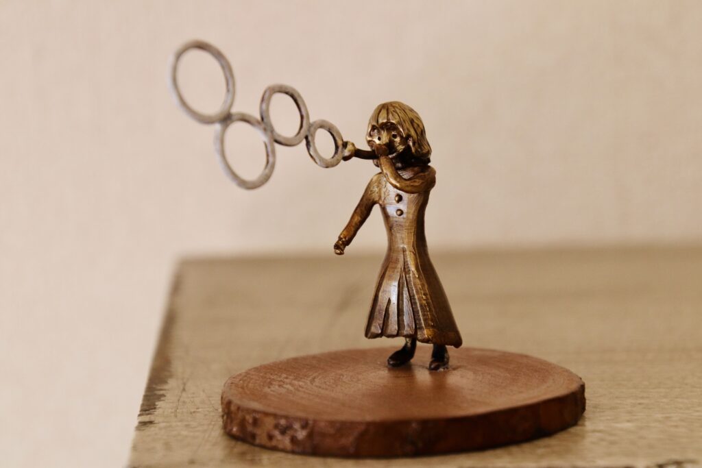 シャボン玉に写るさかさまの笑顔　青い空や白い雲の中にまざって　いろんな色の泡を宙に浮かべる　ふわりふわりと飛んで行くシャボン玉と　小さなあの子の笑い声がはじける