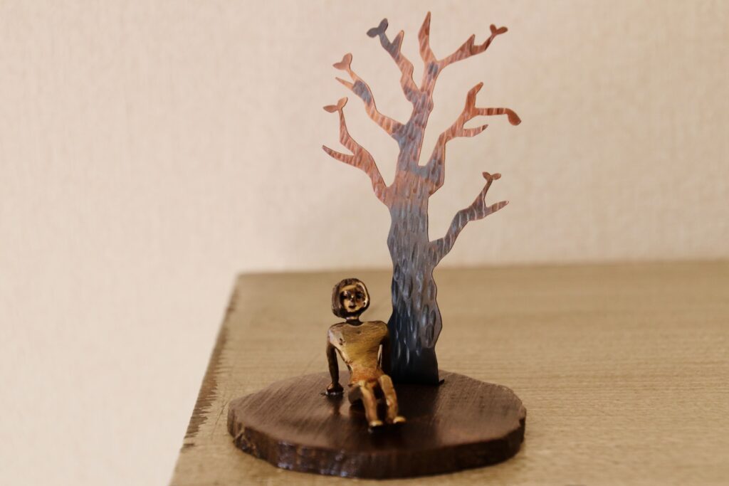 草原に座って春の空気を浴びている　あの鳥はどこまで飛んでいくのだろう　青い空に向かって忙しく鳴きながら　どんどん高くのぼっていき　やがて空の中に溶けて見えなくなった　春はやっぱり忙しいみたいだ