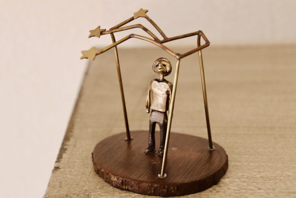 真っ暗な夜の空をぼんやり見上げていた　月の光が明るくて静まり返った夜だった　突然になにかが眩い光を放ち夜空を駆けていった　きらりと光ってあっという間にいなくなった　おどろくと同時にふっと心が軽くなった気がした
