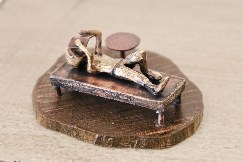 ちいさな文字を追いかける　だんだん狭くなる視界を感じながら　白い紙の世界へと足を踏み入れる　やがて何も見えなくなって　不思議な世界へやってきた
