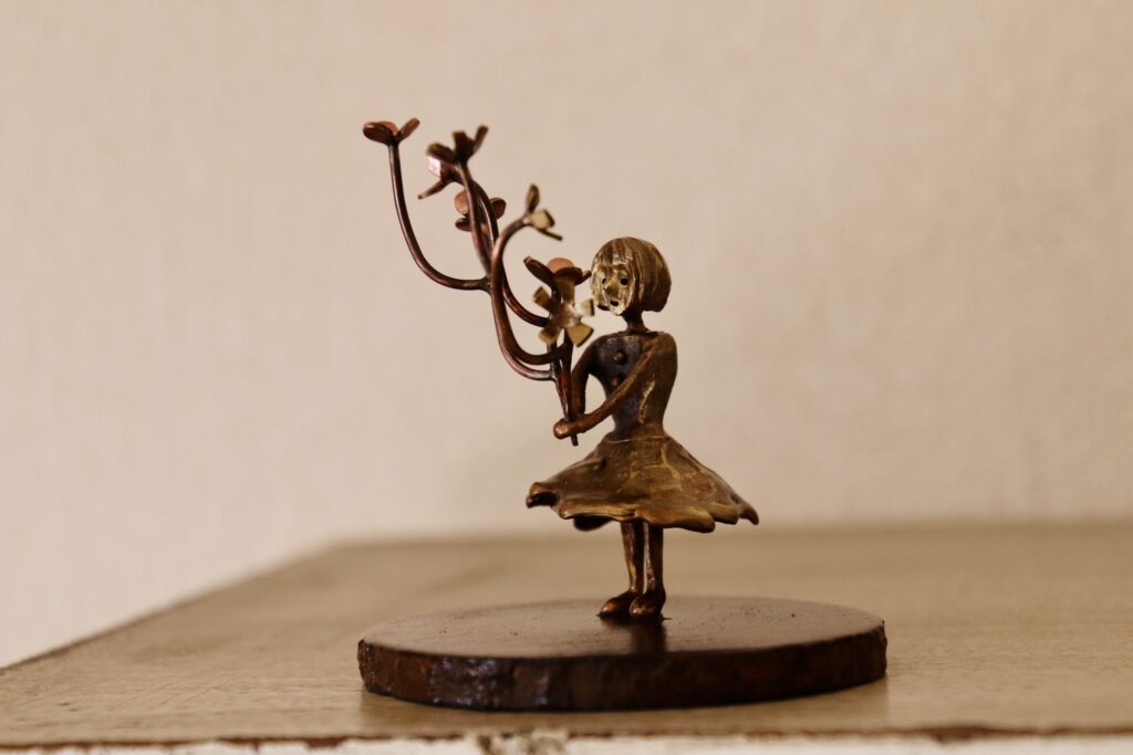 どうして花はこんなに香りがするのだろう　ふわりとスカートみたいに広がって　風にのって空に浮かぶ　まるで知らない世界に来たような　不思議な香りに頭の中がいっぱいになる

